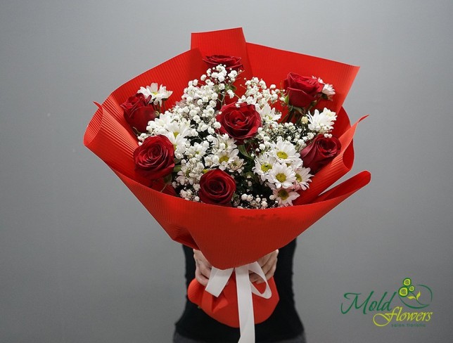 Букет с красными розами и белой хризантемой Фото